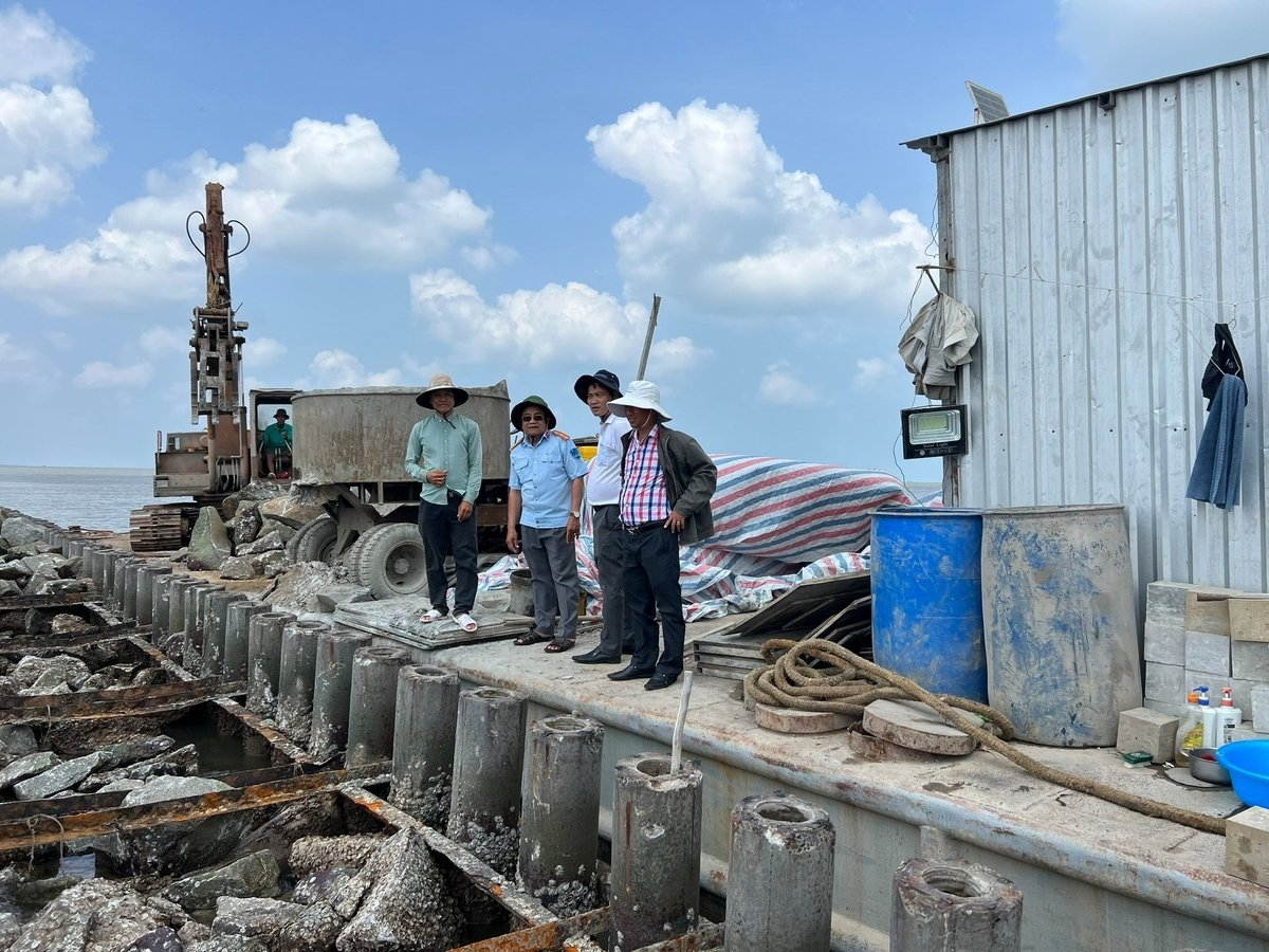 Tỉnh Cà Mau đầu tư xây dựng kè chống sạt lở trên tuyến đê biển Tây. Ảnh: Trọng Linh.