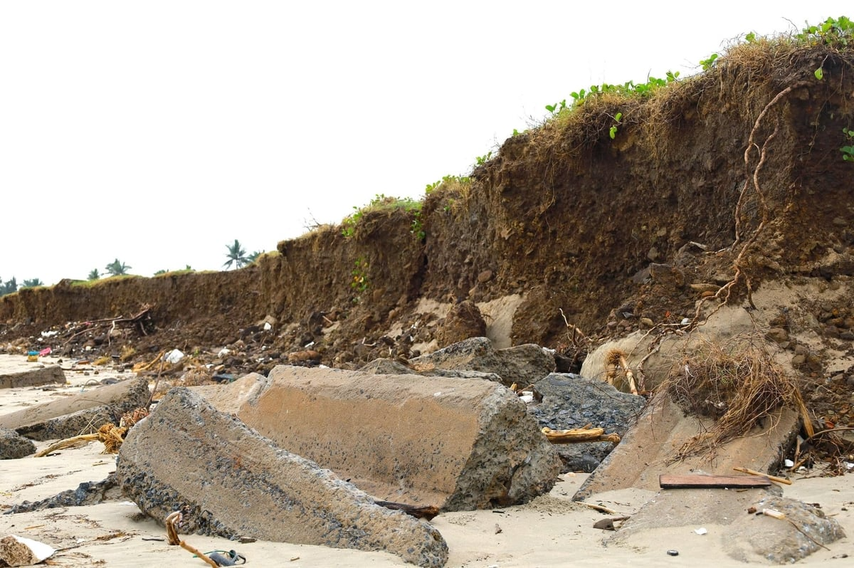 Từ cuối năm 2024 đến nay, mức độ sạt lở bờ biển ở Mỹ Khê ngày càng gia tăng. Ảnh: V.H.