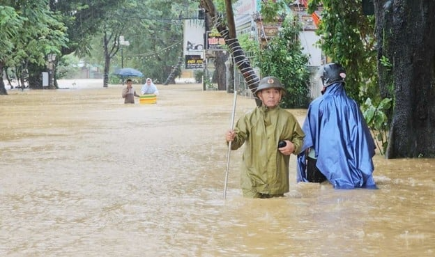 TP. Huế liên tiếp trải qua mưa lũ lớn, vượt mốc lịch sử. Ảnh: Văn Dinh.
